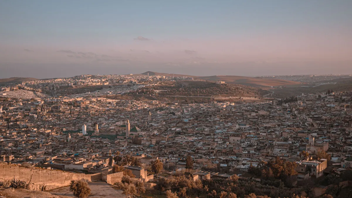 Les toits de la médina de Fès qui s'étendent sur la vallée dans la lumière chaude du soir