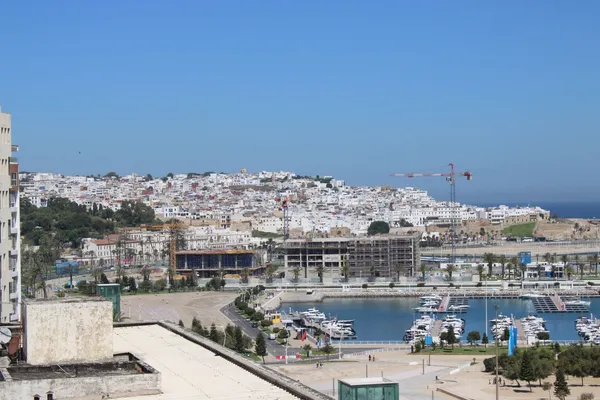 Les maisons blanches de la médina de Tanger sur leur colline, qui dominent la marina et ses bateaux amarrés